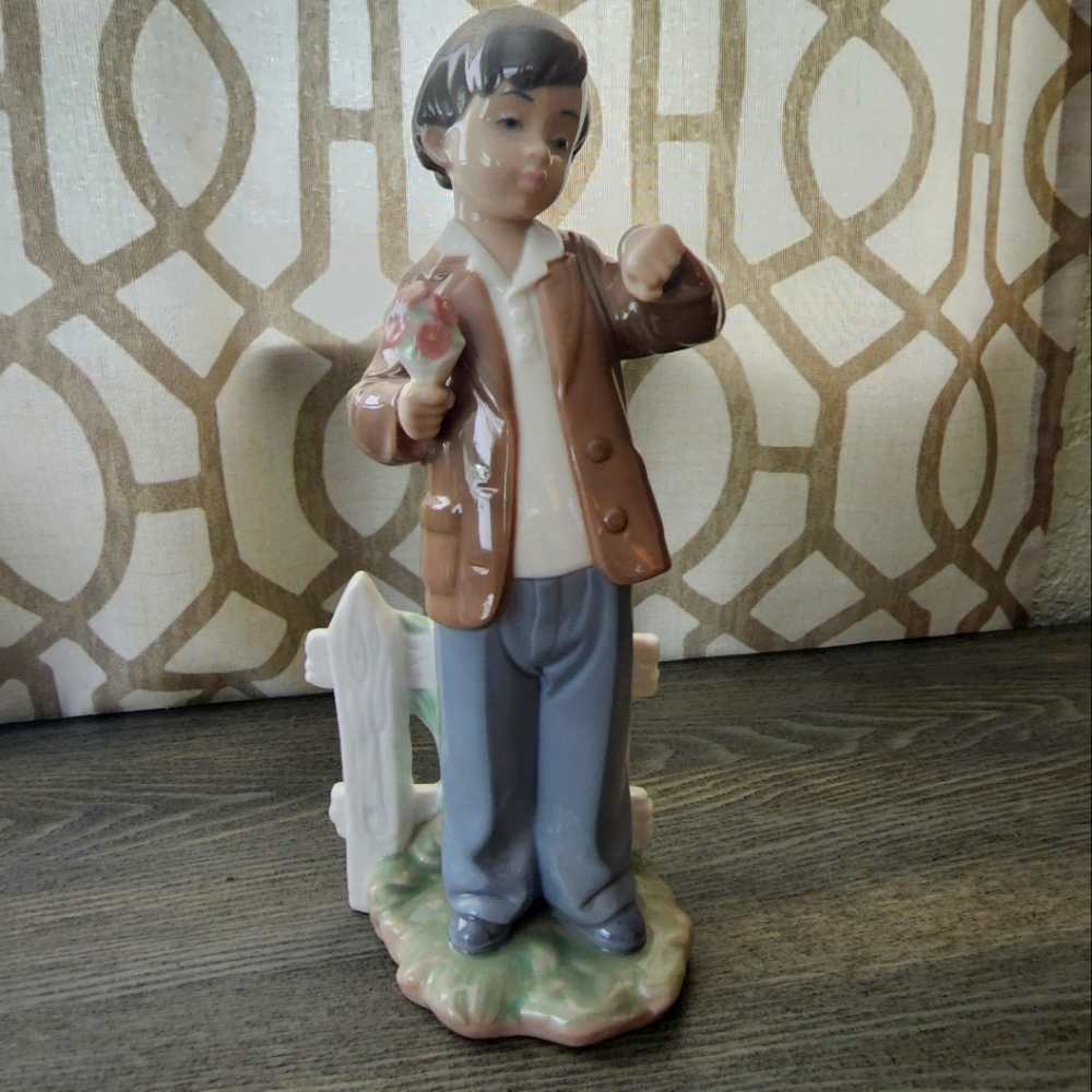 Nao Lladro Porcelain boy "She's Late"#1278